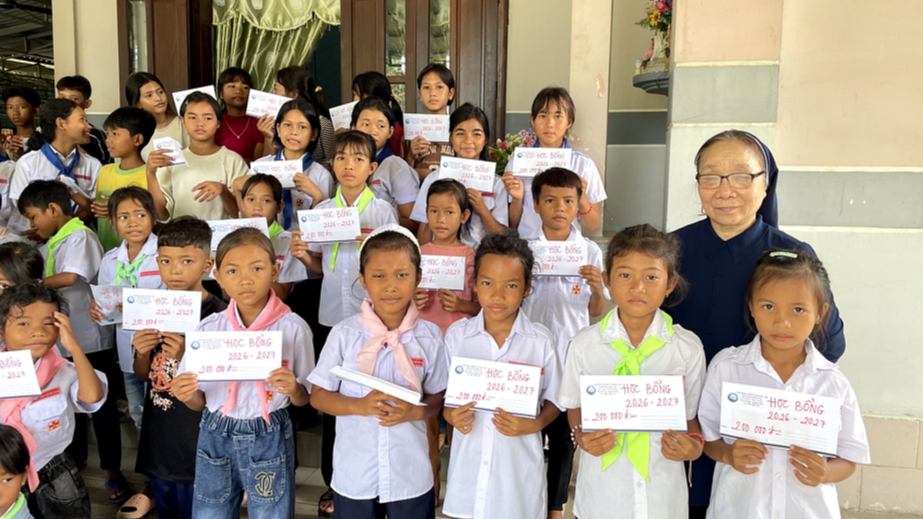 Các Sơ Khiết Tâm Đức Mẹ Trao 50 Học Bổng Cho Học Sinh Dân Tộc Tại Tầm Ngân (1).jpeg