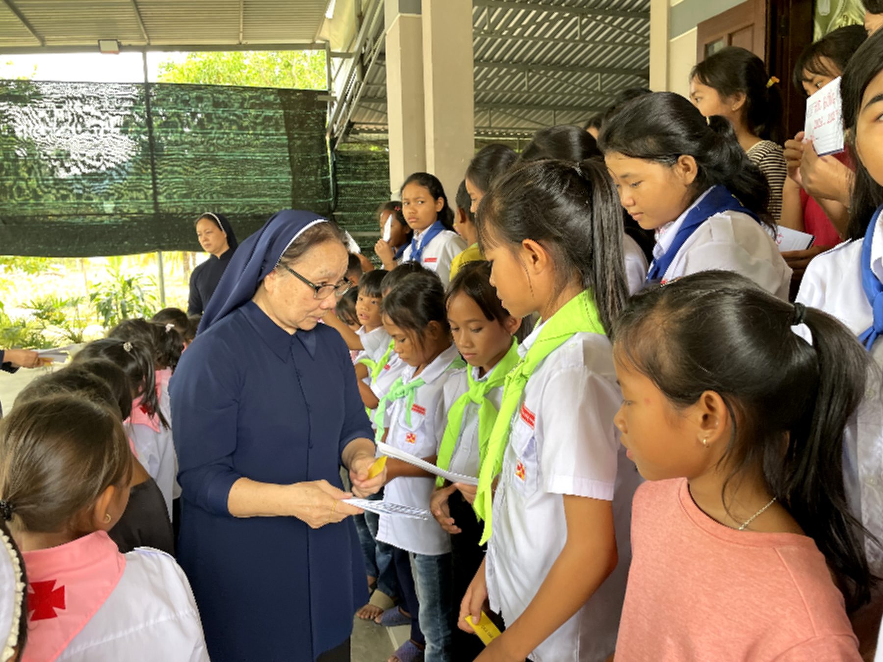 Các Sơ Khiết Tâm Đức Mẹ Trao 50 Học Bổng Cho Học Sinh Dân Tộc Tại Tầm Ngân (2).jpeg