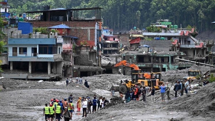 Sau trận lũ lụt thảm khốc, Đức Giáo hoàng gửi viện trợ đến Nepal