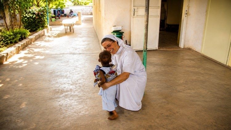 Một nữ tu Ba Lan trở thành ‘mẹ các trẻ em’ tại Senegal