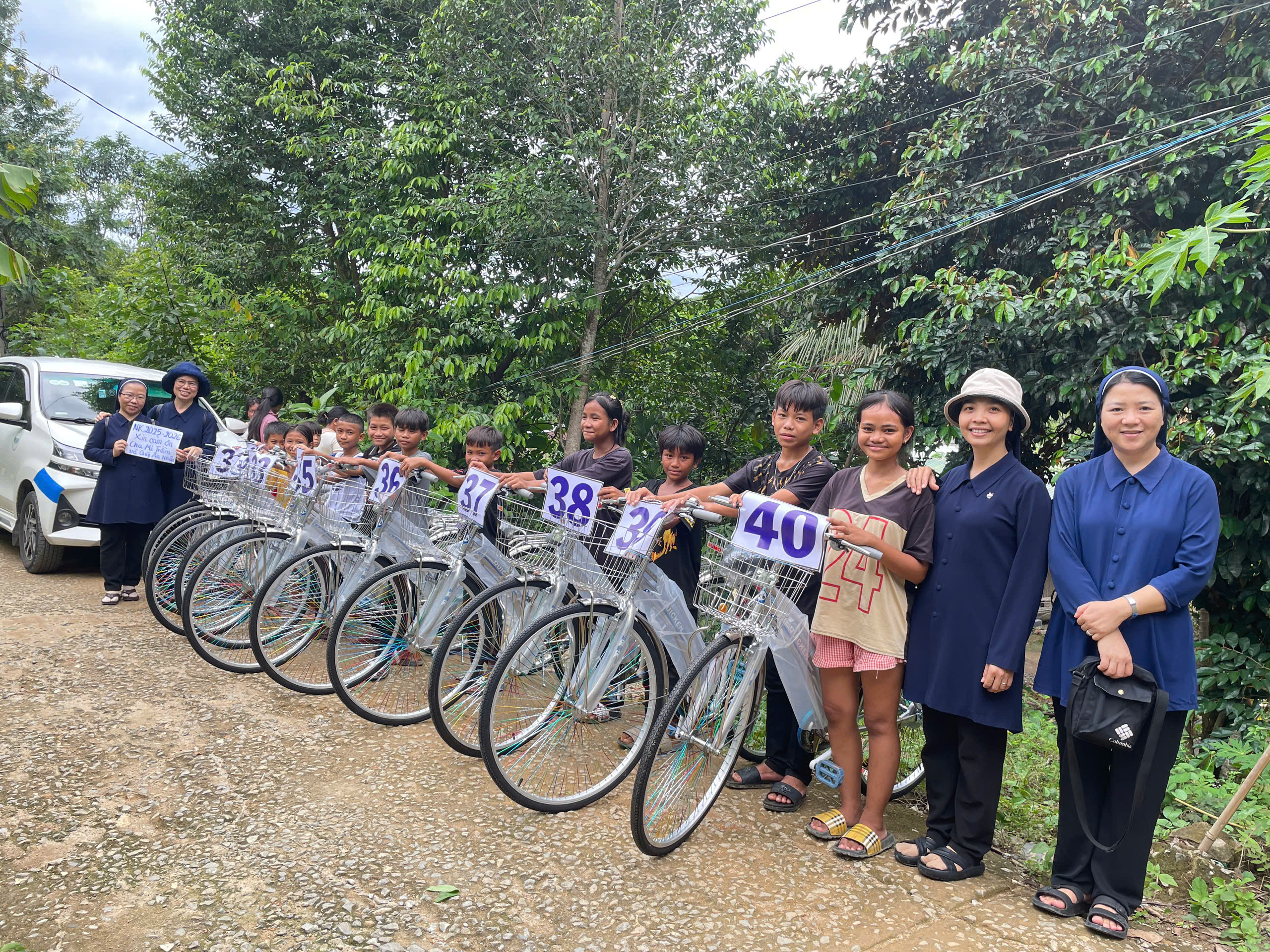 Ban Bác Ái - Hội Dòng Khiết Tâm Đức Mẹ Nha Trang Trao Tặng 20 Xe Đạp Cho Các Học Sinh Có Hoàn Cảnh Khó Khăn Ở Khánh Vĩnh và Cầu Bà