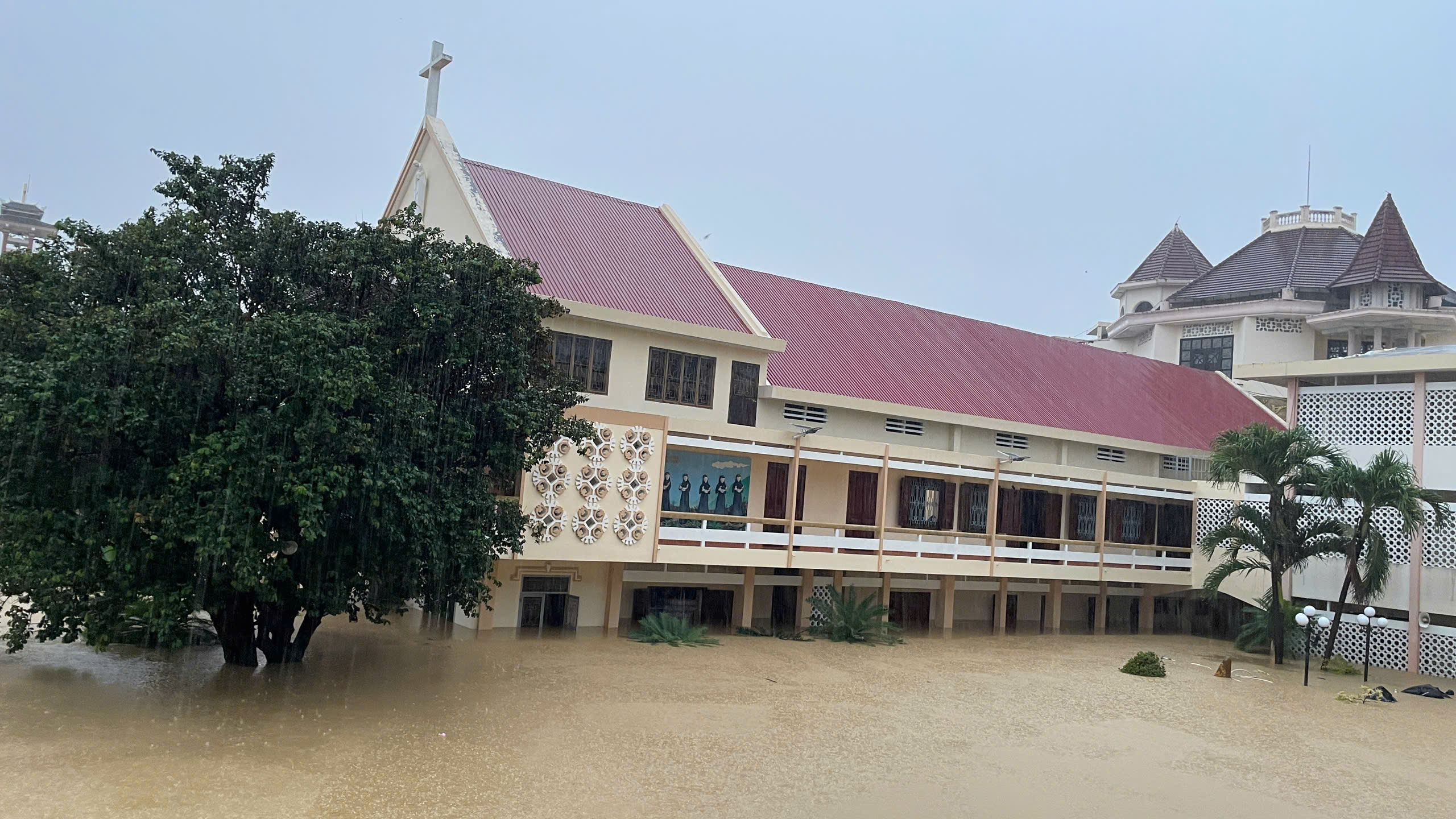 Hội Dòng Khiết Tâm Đức Mẹ Nha Trang  Cùng Thắp Lên Hy Vọng Cho Bà Con Vùng Lũ